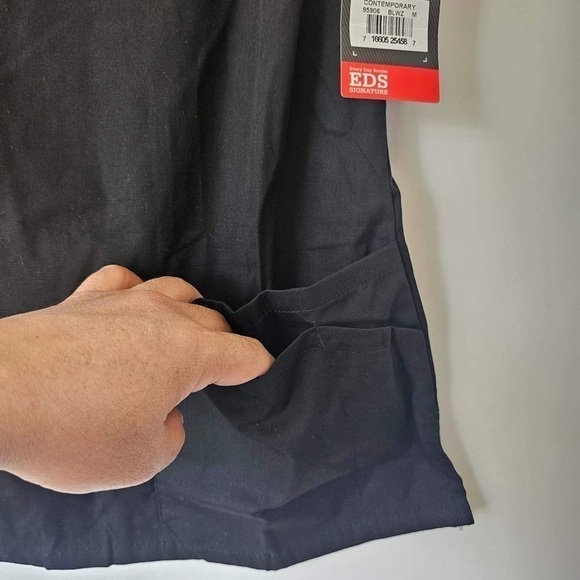 Dickies, Women’s Eds Signature V-Neck Top with Multiple Patch Pockets. Size: M - Picture 10 of 12